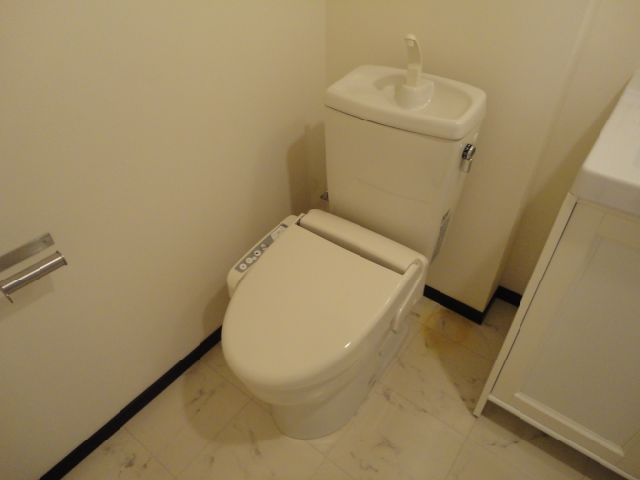 トイレ　温水洗浄便座付のトイレです
