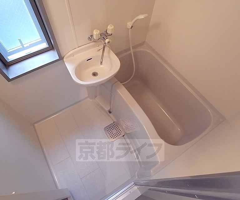 バス・シャワールーム　窓がついていて換気のしやすいお風呂です。