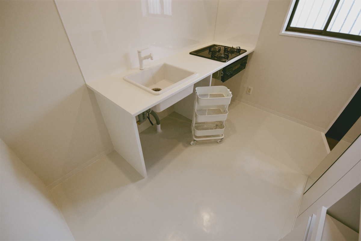 キッチン　３口ガスコンロ付のキッチン。シャワーノズルが伸びて便利。