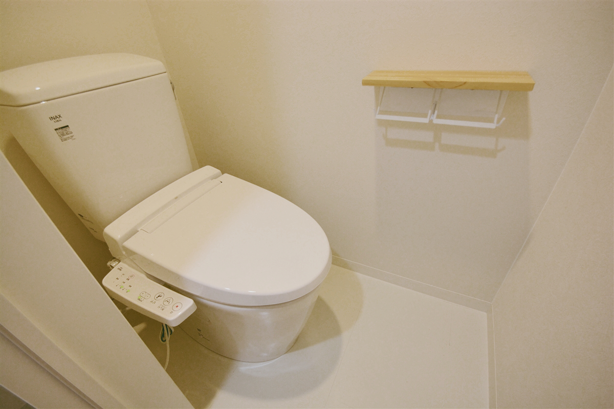 トイレ　トイレ上にも棚付きです。