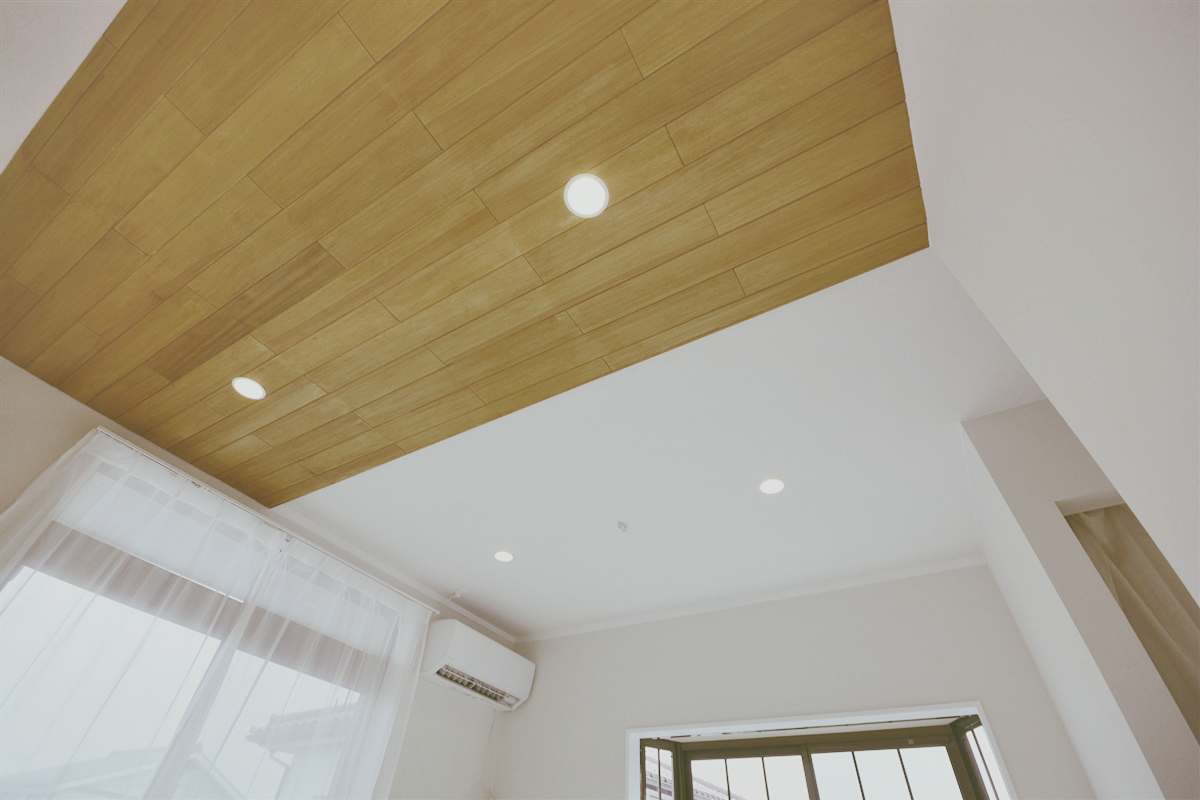 その他部屋・スペース　下がり天井には無垢の板