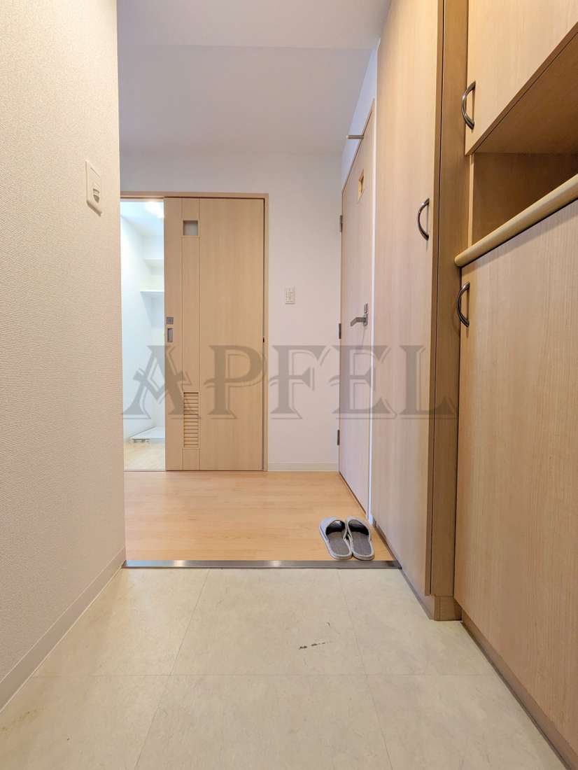 玄関　シャラロステ