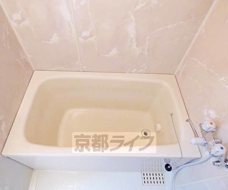 バス・シャワールーム　浴室も広く落ち着きます。