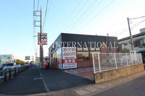 飲食店　かつや草加店（飲食店）まで870m