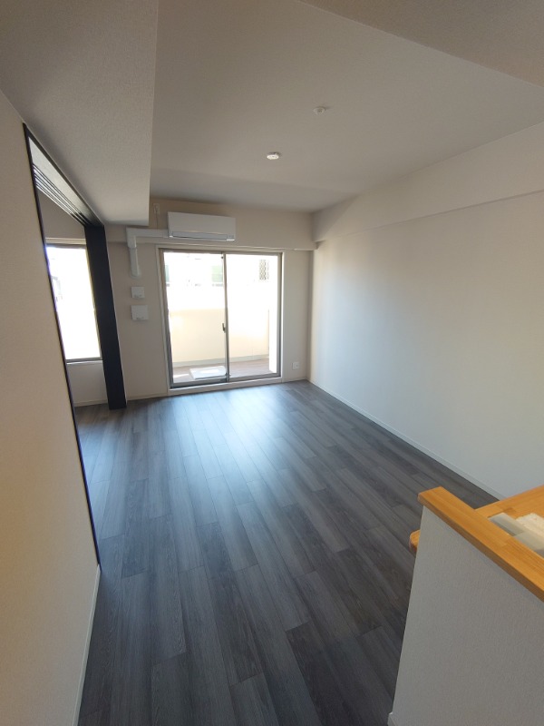 居室・リビング　反転した間取りの写真です。