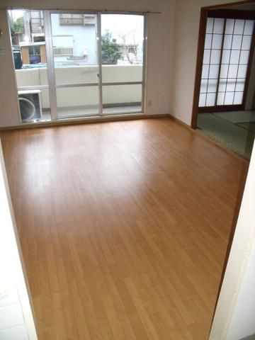 居室・リビング　明るい室内