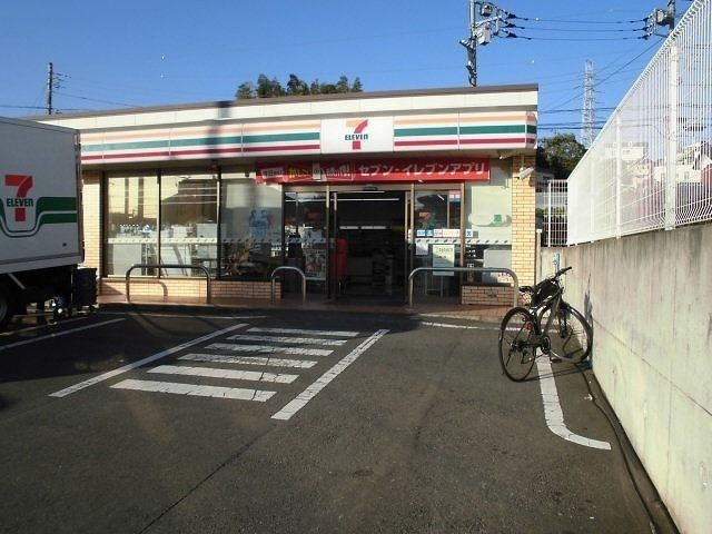 コンビニ　セブンイレブン横浜戸塚町店（コンビニ）まで308m