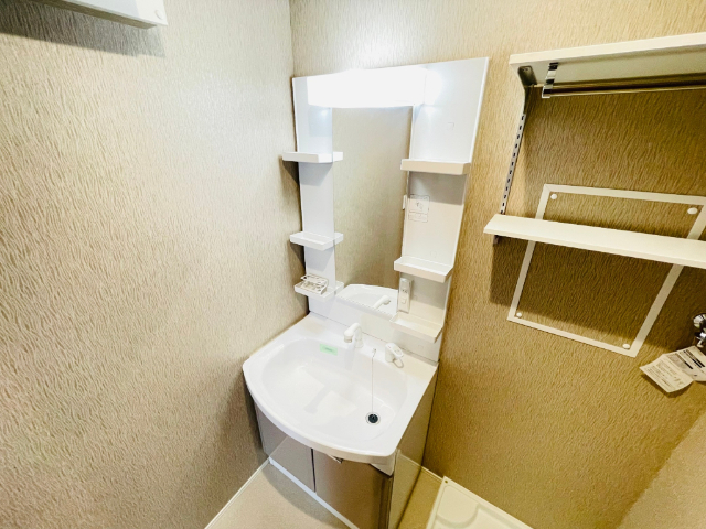 洗面設備　洗髪洗面化粧台付きです。
