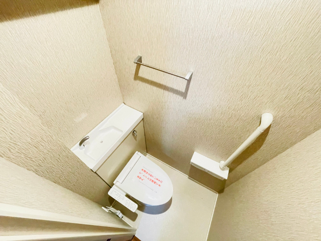 トイレ　温水洗浄便座付きのトイレです。