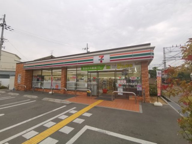 コンビニ　セブンイレブン初芝駅東店（コンビニ）まで531m