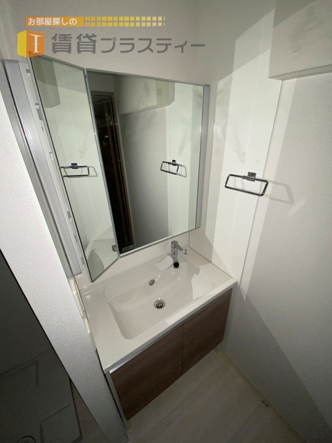 洗面設備　大きな洗面化粧台です。