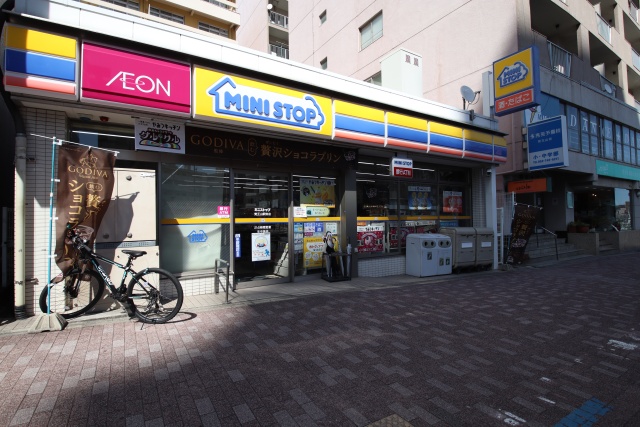 コンビニ　ミニストップ　覚王山駅前店（コンビニ）まで400m
