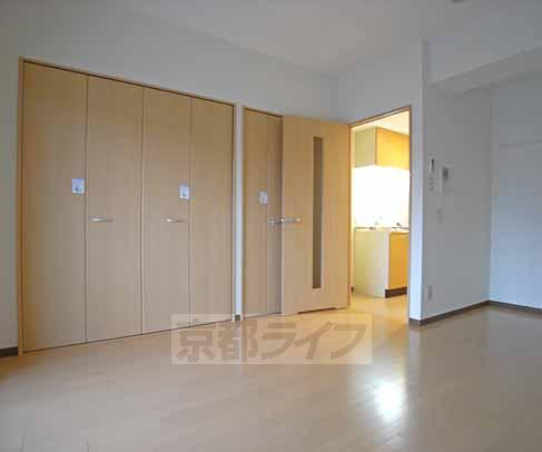 居室・リビング　広めの室内です。一面にクローゼットが有ります。