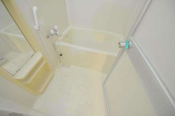 バス・シャワールーム　バスルームはトイレと別々で、広々としていますよ。