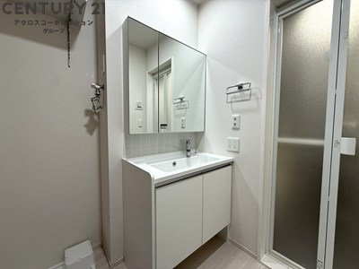 洗面設備　二面鏡の独立洗面台です