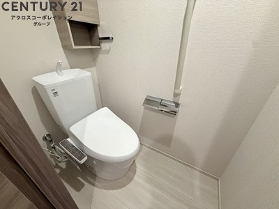 トイレ　収納棚あり・温水洗浄便座完備