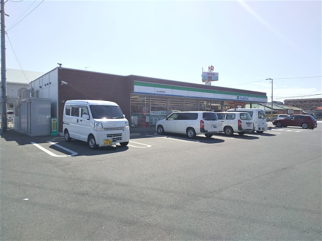 コンビニ　ファミリーマート松山南斎院町西店（コンビニ）まで374m