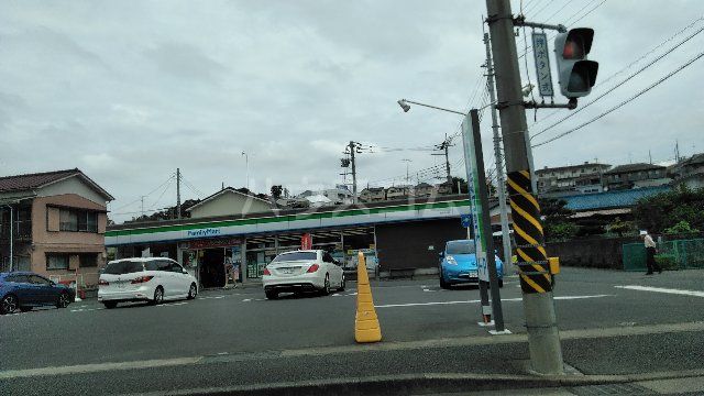 コンビニ　ファミリーマート 宮前初山店（コンビニ）まで597m