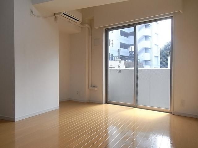 居室・リビング　人気のフローリング南向きの洋室