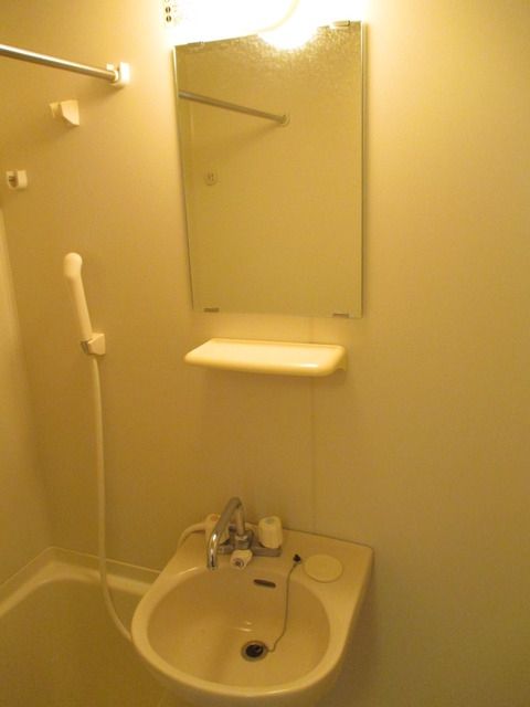 洗面設備　★忙しい時間に便利な鏡付きの洗面台です★