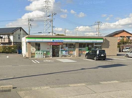 コンビニ　ファミリーマート高浜湯山町二丁目店（コンビニ）まで560m