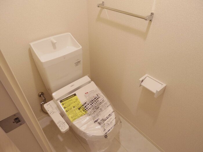 トイレ　もちろん温水洗浄暖房便座です