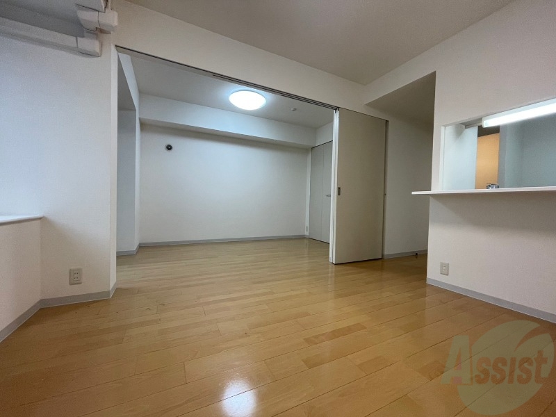 居室・リビング　リビングです。出窓からの日当たりもよく明るい印象です！