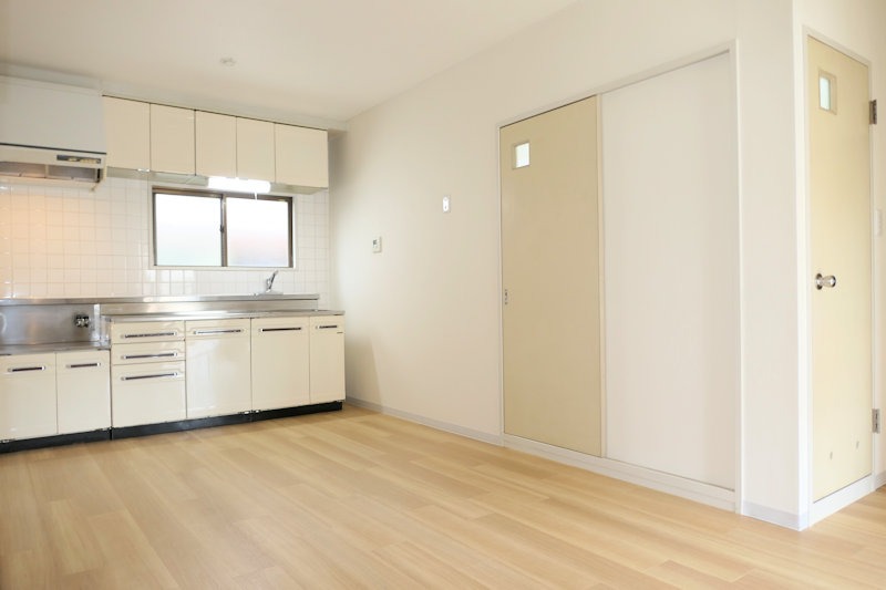 居室・リビング　３部屋の中心に家族が集まるダイニングキッチン♪