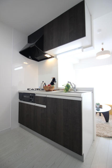 キッチン　※モデルルーム参考写真。実際のお部屋に家具、小物は付いており