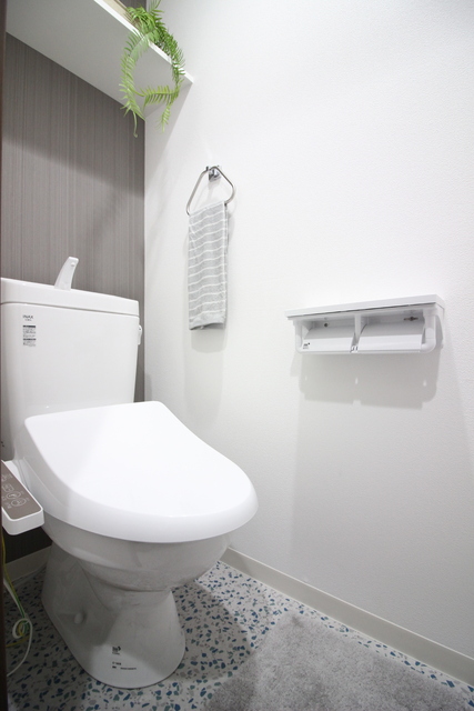 トイレ　※モデルルーム参考写真。実際のお部屋に家具、小物は付いており