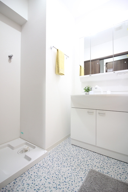 洗面設備　※モデルルーム参考写真。実際のお部屋に家具、小物は付いており