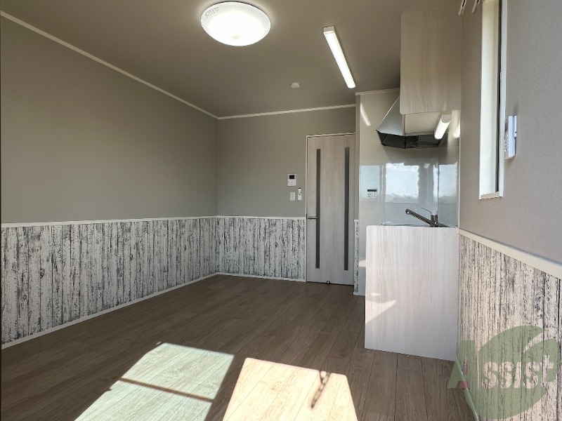 居室・リビング　清潔感のあるお部屋でゆったり休めますよ。