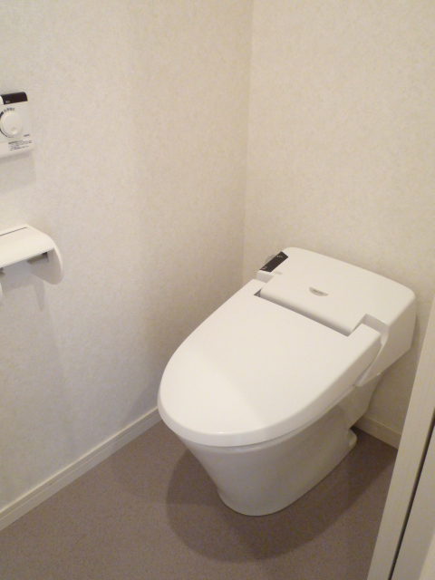 トイレ　タンクレスの為、解放感があります。