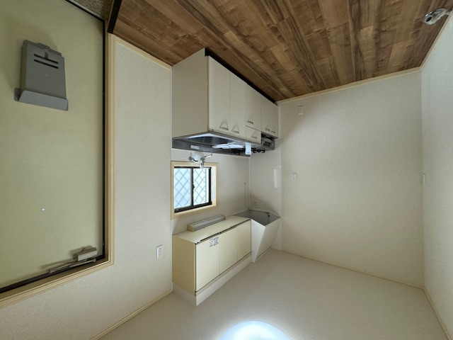 居室・リビング　キッチンに反対面に洗濯機・冷蔵庫おけます。