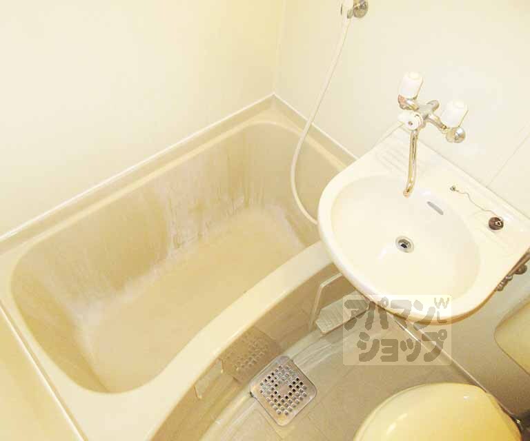 バス・シャワールーム　ちょうど良い大きさのお風呂です