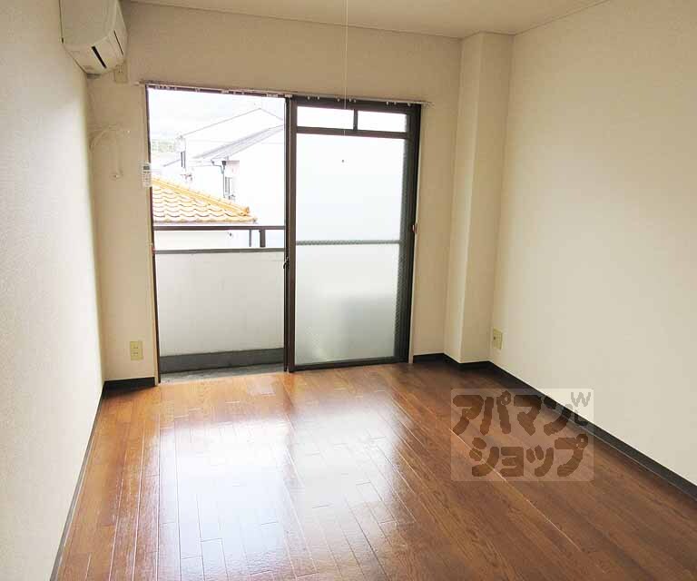 居室・リビング　明るい洋室６帖です