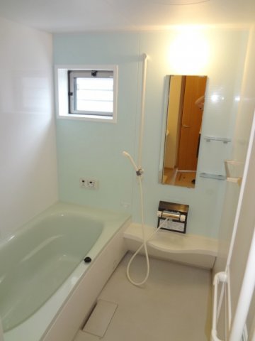 バス・シャワールーム　落ち着いた空間のお風呂です