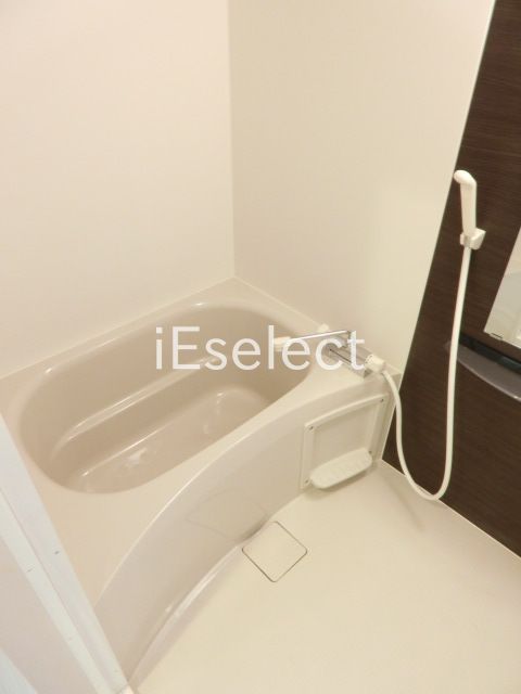 バス・シャワールーム　便利な浴室乾燥機付きのバス。