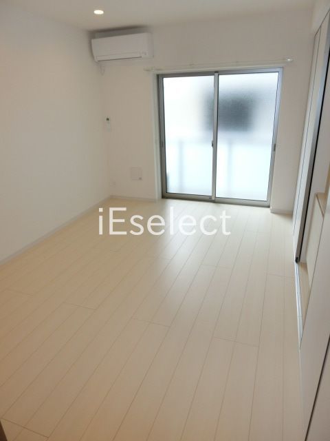 居室・リビング　フローリング張りで明るい洋室です。