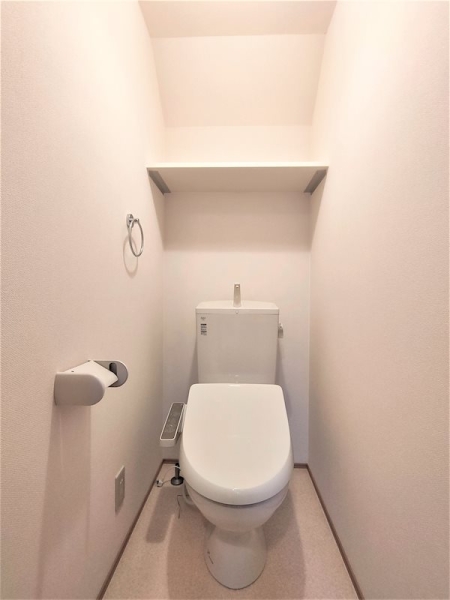 トイレ　※参考写真　同建築メーカー施工の同間取完成他物件のものです。