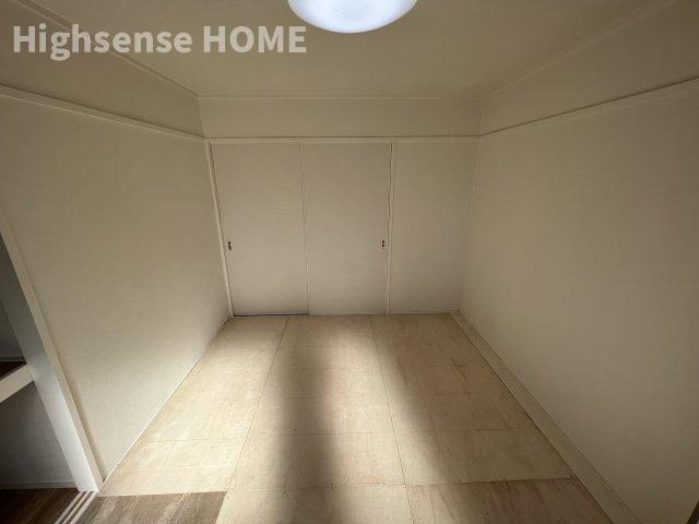 居室・リビング　落ち着いた色調の洋室です