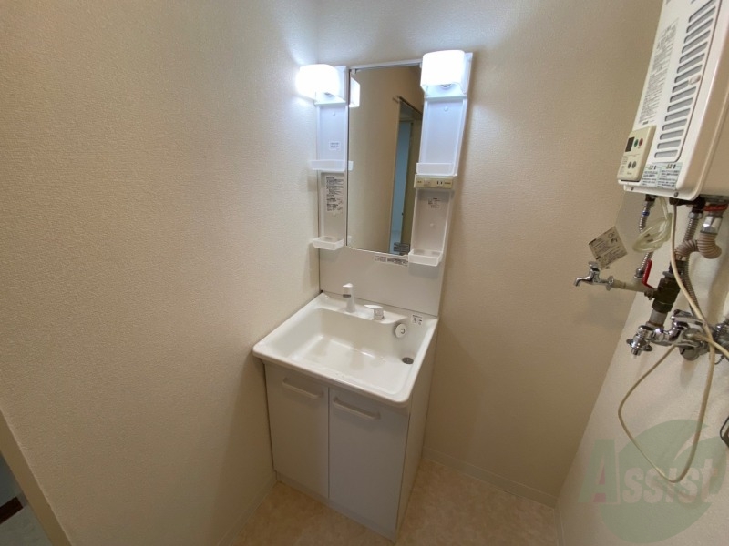 洗面設備　独立洗面台です。大きくてよいですね。シャンプーもできます。