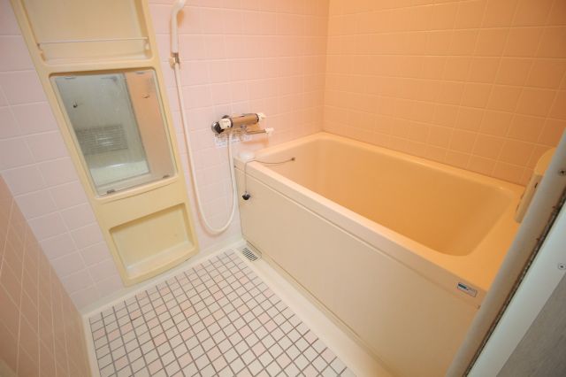 バス・シャワールーム　退去前に付き、前回募集時の写真