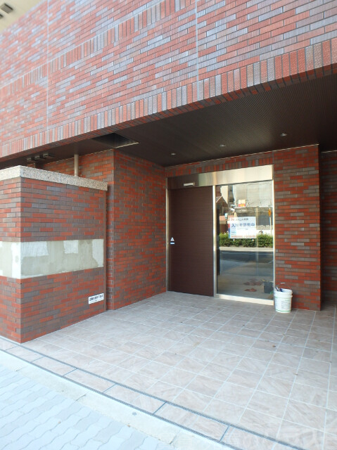 エントランス　屋根付きの駐輪場です