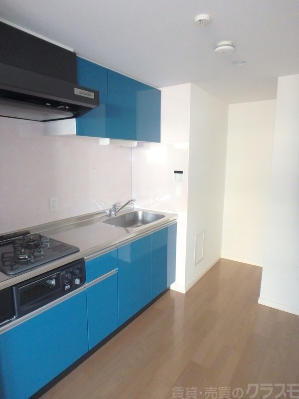 キッチン　ガスコンロ２口のシステムキッチンです。赤色が素敵ですね