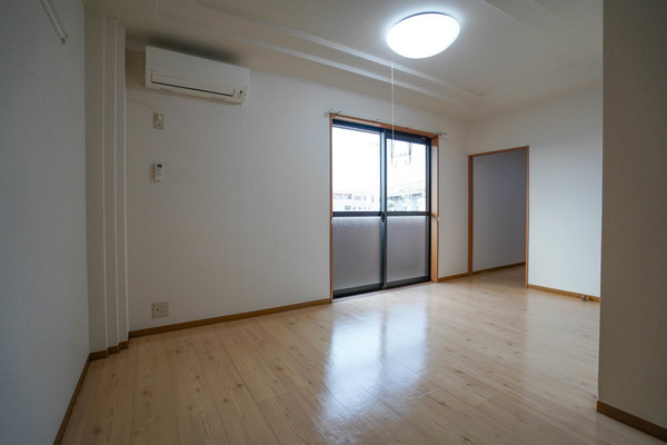 居室・リビング　同じ建物の別なお部屋