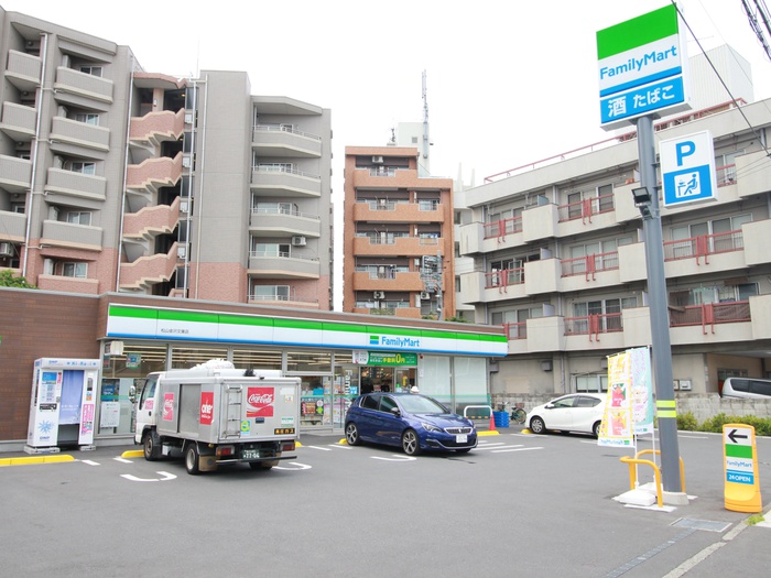 コンビニ　ファミリーマート（コンビニ）まで513m