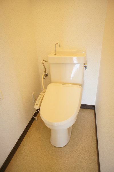 トイレ　温水洗浄便座付きのきれいなトイレです。
