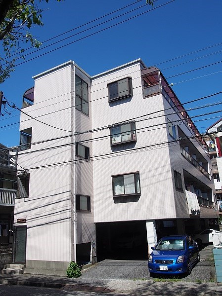 建物外観　４階建てのマンションです。