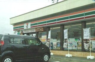 コンビニ　セブンイレブン（コンビニ）まで730m